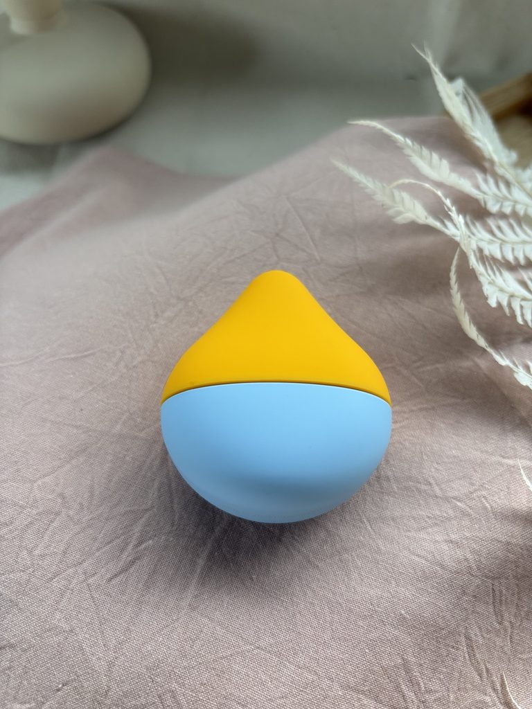 くすみピンクの布の上に置いたiroha mini そらみかん